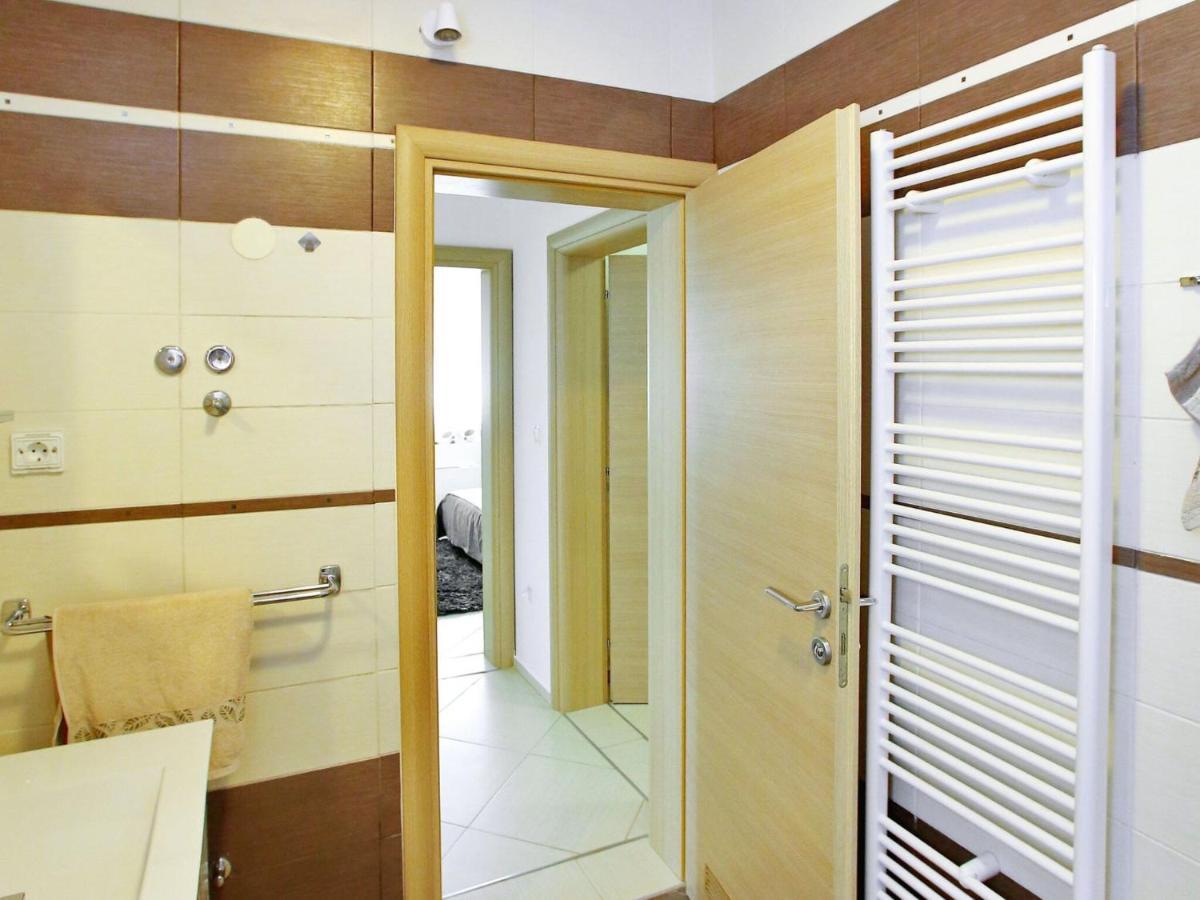 Sun-Kissed Apartment In Bibinje With Garden Room photo